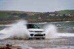 Гибридный Range Rover Sport посоревновался в скорости с двумя пловцами - фото 16