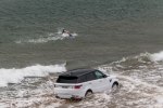Гибридный Range Rover Sport посоревновался в скорости с двумя пловцами - фото 7