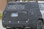 Серийный трехрядный внедорожник Jeep сфотографировали на тестах - фото 3