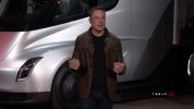 «Спроектирован как пуля»: Илон Маск наконец показал электрогрузовик Tesla, разгоняющийся до 100 км за 5 секунд - фото 45