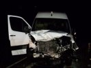 Форд влетел в микроавтобус: 2 человека погибли, 7 пассажиров буса - в больнице - фото 1