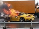 Porsche 997 Turbo разбили на скорости 250 км/ч - водитель чудом не сгорел - фото 1