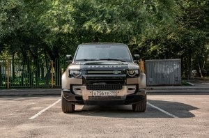 - Land Rover Defender:     . Land Rover Defender 90