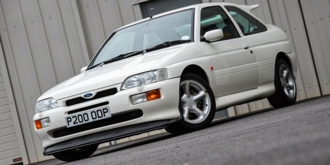 21- Ford Escort RS Cosworth       