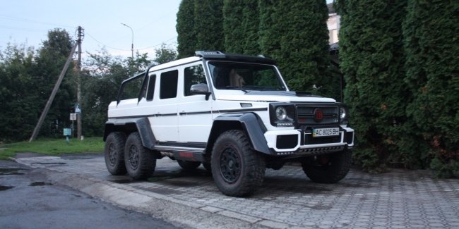 В Украине появился редчайший шестиколесный Mercedes Brabus