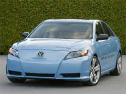 Тойота продемонстрировала в Лос-Анжелесе газо-электрическую Камри
