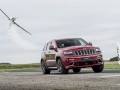 «Заряженный» Jeep Grand Cherokee сразился с самолетом на треке - фото 2