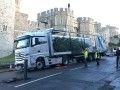 «Мерседес» доставил королеве Великобритании рождественскую елку - фото 2