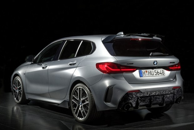 BMW показала карбоновий тюнінг для зарядженого хетчбека M135i