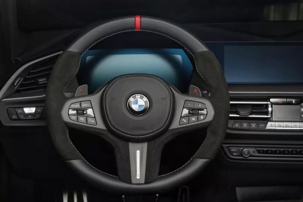 BMW показала карбоновий тюнінг для зарядженого хетчбека M135i