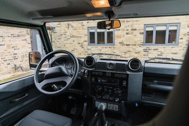 Land Rover Defender із «бондіани» виставила на торги
