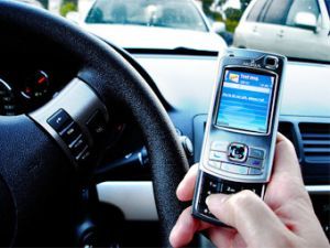 После запрета применять телефонный аппарат в автомобиле в Соединенных Штатах выросло количество ДТП