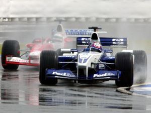 Ливень оборвал искусный заезд Формулы-1 в Японии