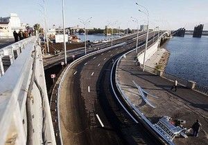 Вчера в Киеве раскрыли перемещение по Набережно-Крещатицкой эстакаде и Гаванскому мосту
