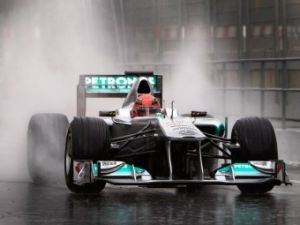 Плохая погода помешала проектам команд Формулы-1 в заключительный день испытаний