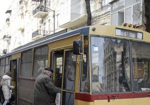 Из-за припаркованного в центре Киева Mercedes'a полтора часа не ходили троллейбусы. Пробки и заторы на дорогах