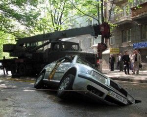 Происшествие В Харькове : Skoda Octavia провалилась под асфальт (ФОТО)