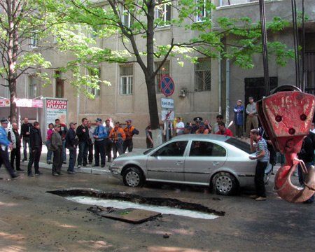 Происшествие В Харькове : Skoda Octavia провалилась под асфальт (ФОТО)