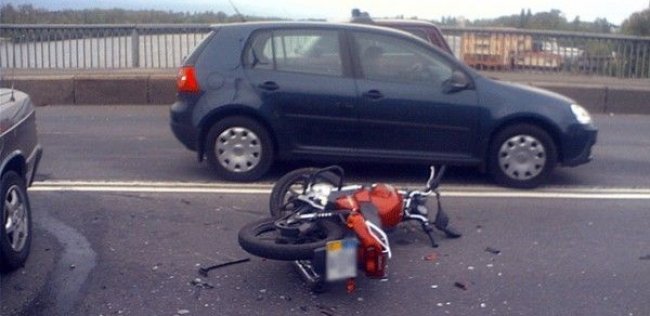 ДТП в Киеве : Mercedes лоб в лоб столкнулся с мотоциклом Yamaha (ФОТО)