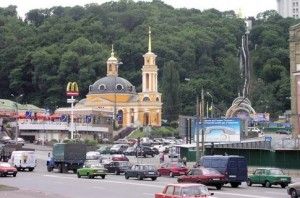 Почтовую площадь в Киеве начали разбирать. Пробки и заторы на дорогах