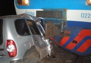 В Киевской области пьяный водитель ездил по железнодорожным путям и врезался в электричку
