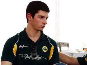 Молодой американский гонщик протестирует болид Team Lotus