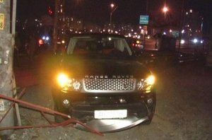 ДТП в Киеве: иномарки сначала гоняли на красный, потом - по тротуару
