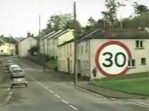 Британец изготовил дорожный знак для непонятливых водителей