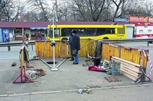 В Киеве латают подземные ямы