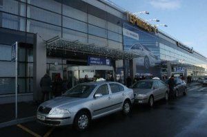 Главный аэропорт Украины перед Евро-2012: таксисты учат английский, а в кафе иностранцам придется туго