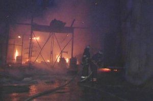 Крупный пожар в Киеве: горел мебельный склад и автомобили