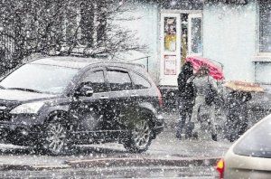 Первый снег в Киеве: весь город стоял в огромной пробке, а авто едва не упало в обрыв