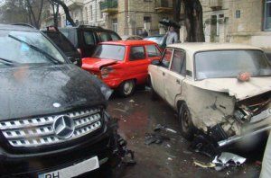 В центре Одессы джип помял семь машин