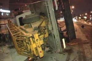 ДТП в Киеве: грузовик сделал сальто в воздухе