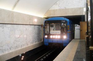 Азаров и Попов открыли юбилейную станцию метро под Новый год
