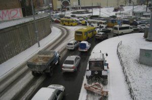В Киев пришла зима: гарантируют - 10 °С и крепкие снега, а город  стал в одной большой пробке
