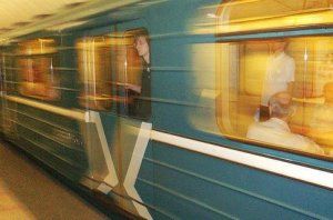 Неосторожный мужчина упал на рельсы в киевском метро и погиб