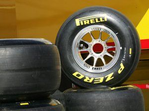 Упрямство команд Формулы-1 мешает развивать гоночную резину Pirelli