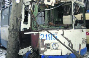 В Донецке троллейбус с пассажирами протаранил дерево