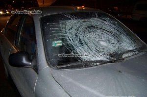 В Киеве девушка кинулась под колеса авто