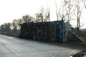 ДТП в Киеве: автолюбитель фуры отошел съесть кофе - грузовой автомобиль проехал 300 километров и налетел в столб