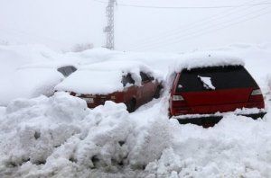 В Крыму из снежных заносов извлекали маршрутку и 9 легковых машин