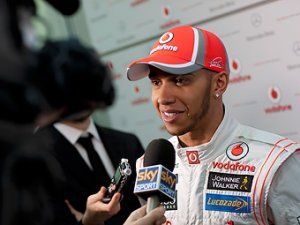 Команда McLaren запретила Хэмилтону появляться на суде над Сутилом