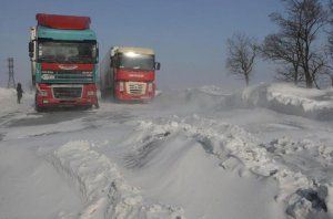 Cнежная война на автотрассах Kрыма: в сугробах завязли тысячи авто
