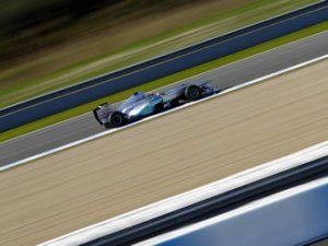 Команда Mercedes AMG обкатала новый болид Формулы-1