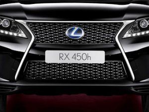Компания Lexus поделилась первым снимком обновленного кроссовера RX