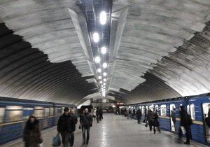 На всех станциях киевского метро проверят осветительные приборы