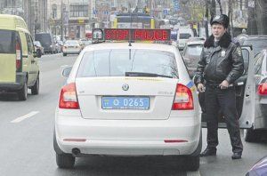 В Киеве денежные штрафы за автомобильную парковку на спецполосах повысили в 2,5 раза, однако автолюбители даже не понимают, что это такое