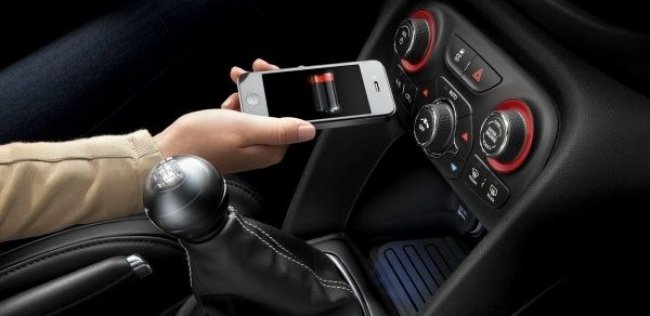 Chrysler показал беспроводную зарядку для телефонов