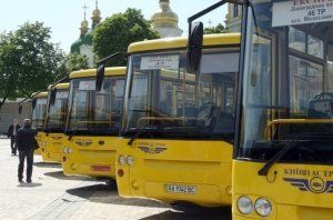 На поминальные дни в Киеве впустят особые автобусы до муниципальных кладбищ (Расписание)